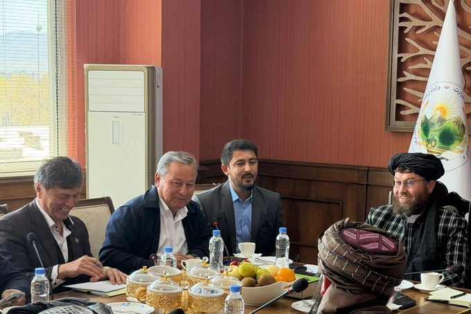 Шухратбек Абдурахманов (второй слева) и Мавлави Атаулла Омари