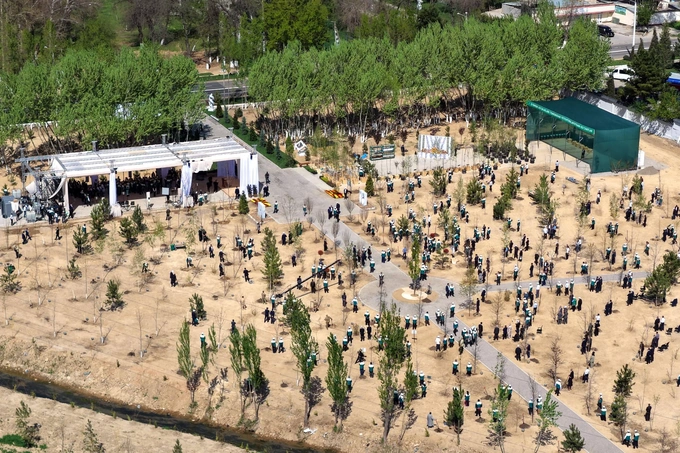 bog‘, daraxt ekish, milliy dendrologiya bog‘i, prezident, shavkat mirziyoyev