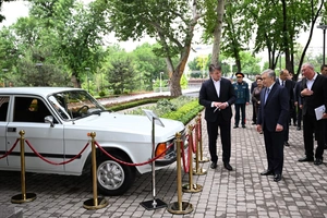 Shavkat Mirziyoyev Mirzo Ulug‘bek tumani hokimligini borib ko‘rdi. Foto