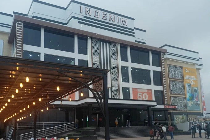 В Термезе на продажу за долги выставили торговый центр Indenim