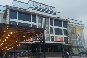 В Термезе на продажу за долги выставили торговый центр Indenim