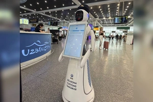 Toshkent xalqaro aeroportida AiRo bojxonachi roboti ish boshladi