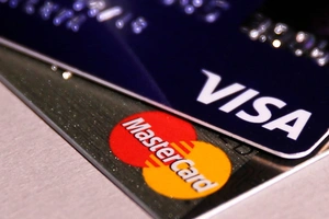 Rossiya Visa va Mastercard kartalarini bosqichma-bosqich muomaladan chiqaradi