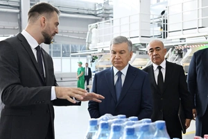 Shavkat Mirziyoyev Chirchiqdagi $15,2 mlnlik polimer ishlab chiqarish korxonasini borib ko‘rdi