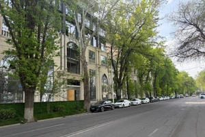 В центре Ташкента на продажу за долги по налогам выставили недостроенный торговый центр