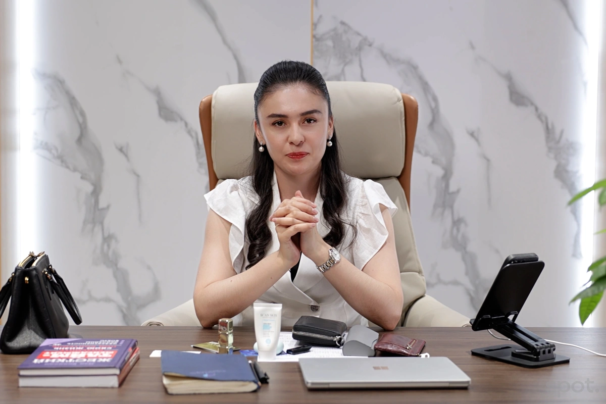 B.A Holding korxonasi bosh direktori o‘zi bilan nimalar olib yuradi?
