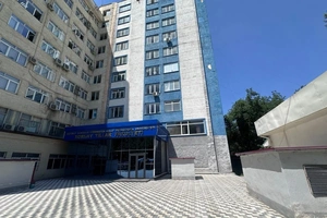 Возле метро «Мирзо Улугбек» на торги выставили 9-этажное здание