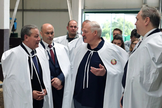 Шухратбек Абдурахманов (слева) и Александр Лукашенко (по центру)