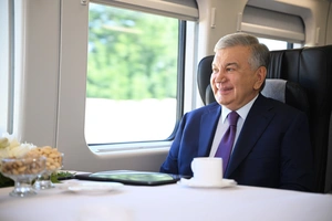 Shavkat Mirziyoyev elektropoyezdda Bekobodga bordi. Foto