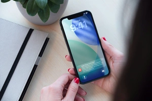Apple 110 mamlakatdagi iPhone foydalanuvchilarini josuslik dasturlaridan ogohlantirmoqda