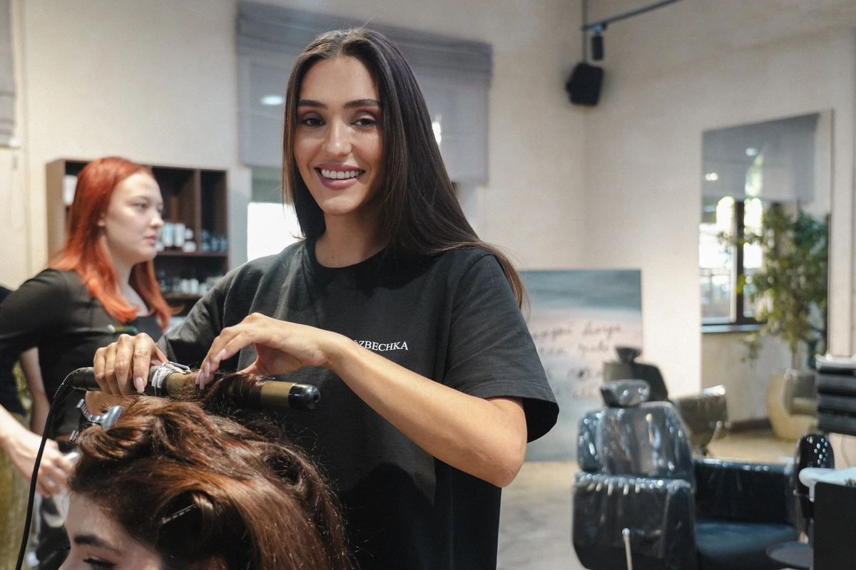 От бесплатной стрижки пенсионеров до салона на 60 мастеров: как Анастасия Широкова построила O’zbechka и сколько это стоило