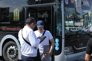 В автобусах Ташкента выросло число безбилетников после введения оплаты при входе