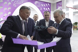 Qashqadaryolik tadbirkor Mirziyoyevga o‘zi ishlab chiqargan kiyimni sovg‘a qildi